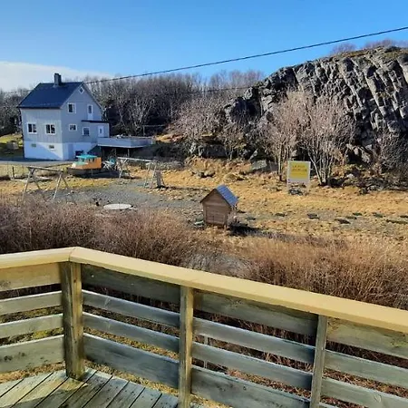 Hus I Lofotrivieraen, * Laukvik